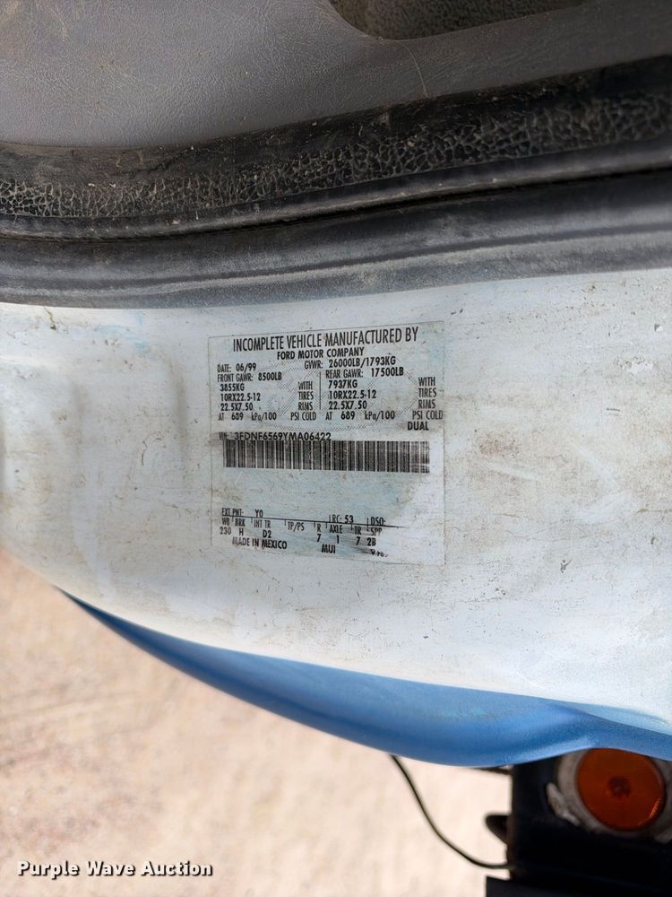 image for item EC4620 2000 Ford F650 dump flatbed truck