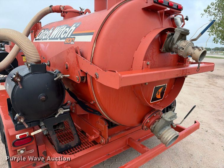 image for item EC4632 2014 Ditch Witch FX30 vacuum excavator
