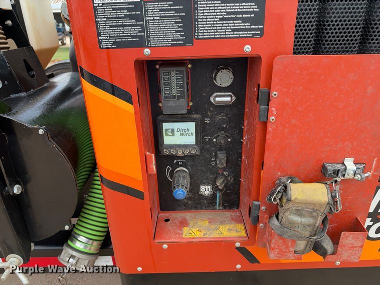image for item EC4634 2022 Ditch Witch HX75 vacuum excavator