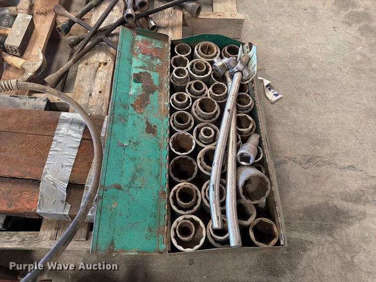 image for item EP7713 (2) pallets of tools