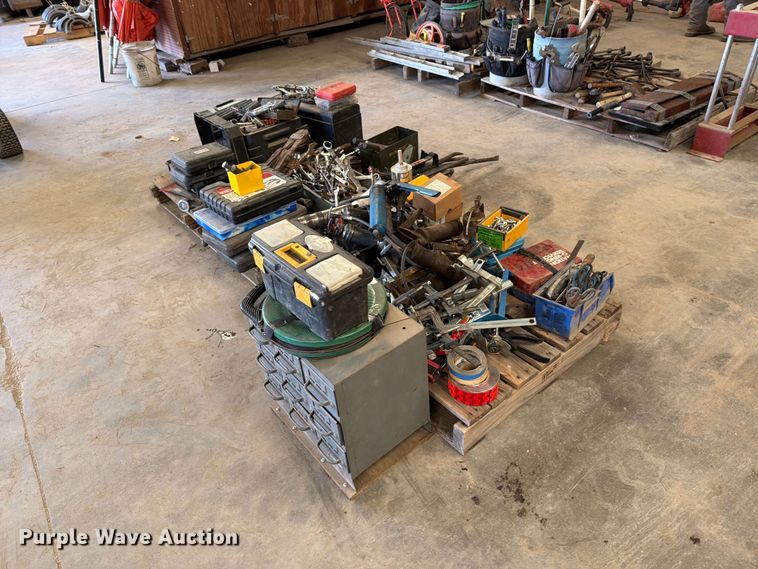 image for item EP7747 (2) pallets of tools