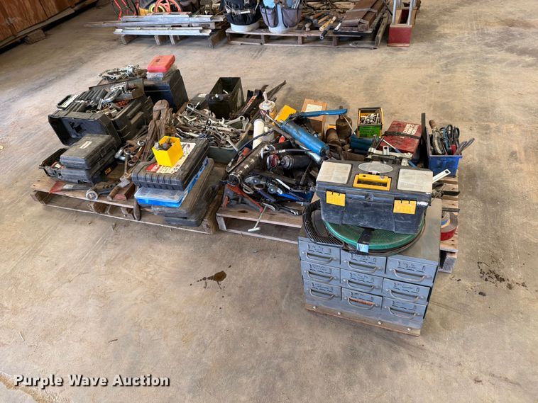 image for item EP7747 (2) pallets of tools
