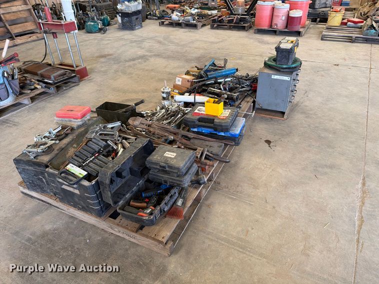 image for item EP7747 (2) pallets of tools
