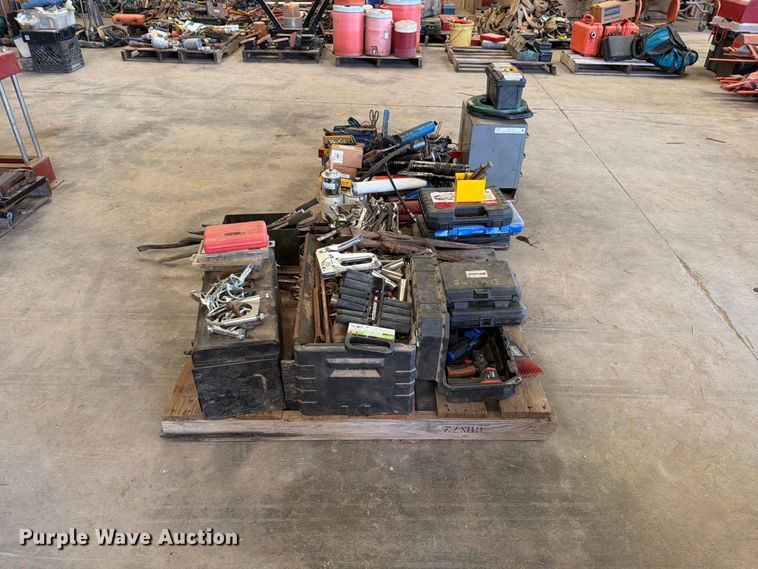 image for item EP7747 (2) pallets of tools