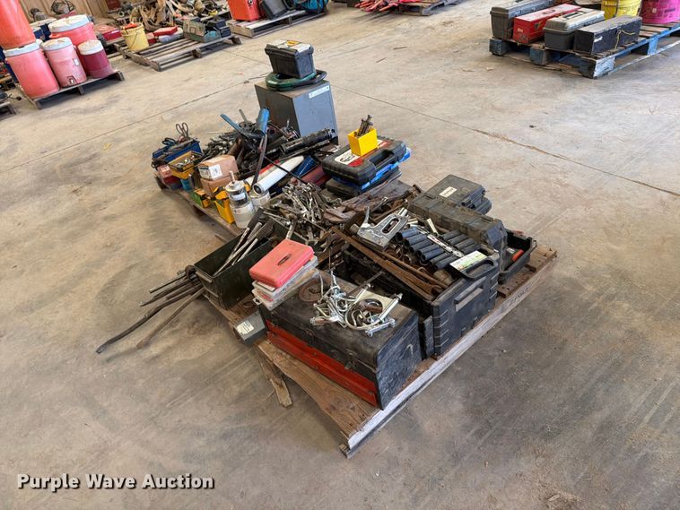 image for item EP7747 (2) pallets of tools