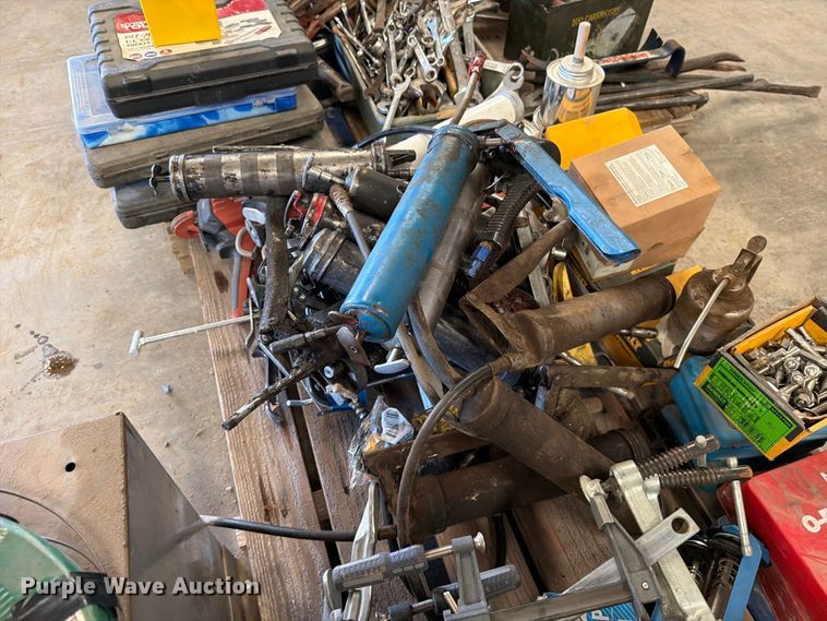 image for item EP7747 (2) pallets of tools