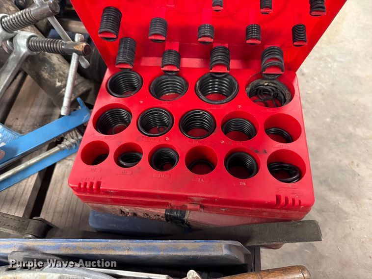 image for item EP7747 (2) pallets of tools