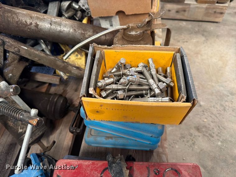 image for item EP7747 (2) pallets of tools