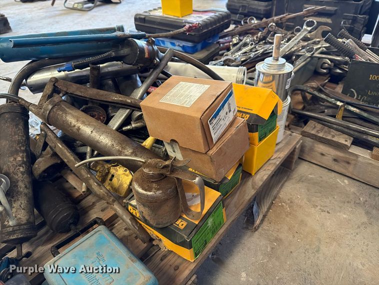 image for item EP7747 (2) pallets of tools