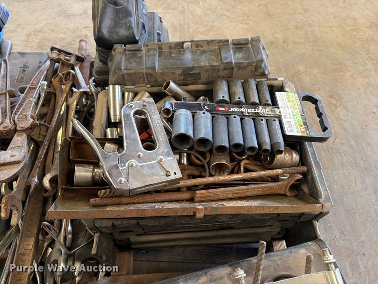 image for item EP7747 (2) pallets of tools