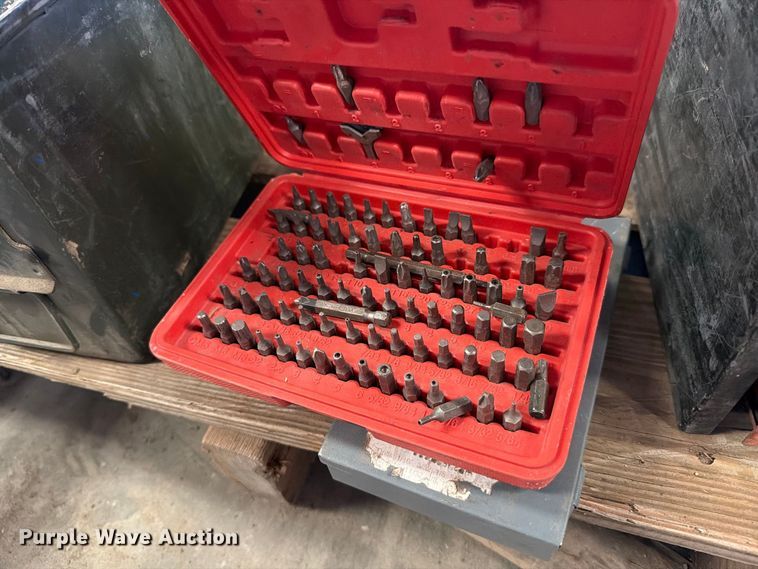 image for item EP7747 (2) pallets of tools