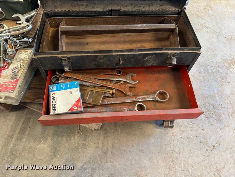 image for item EP7747 (2) pallets of tools