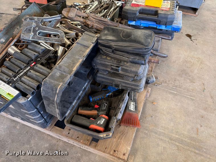 image for item EP7747 (2) pallets of tools