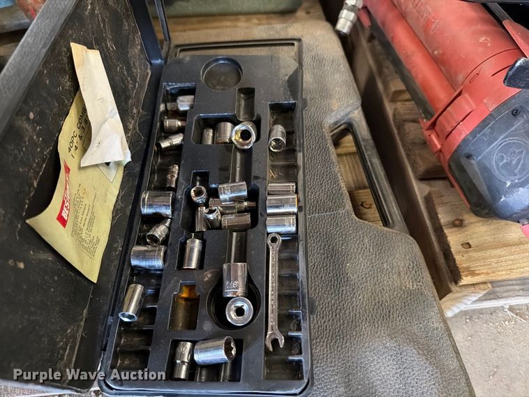 image for item EP7747 (2) pallets of tools