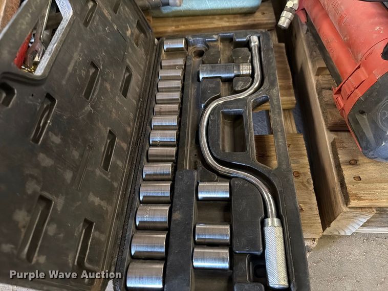 image for item EP7747 (2) pallets of tools