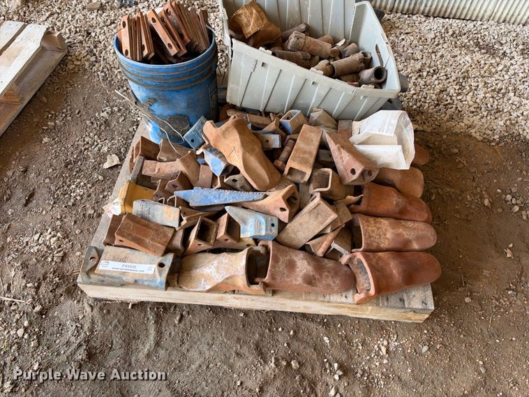 image for item EX2235 Pallet of bucket teeth 