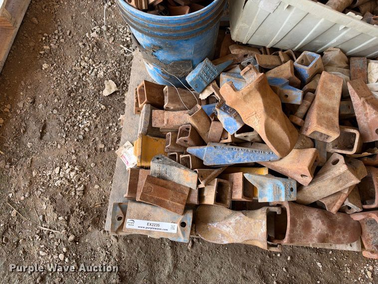 image for item EX2235 Pallet of bucket teeth 