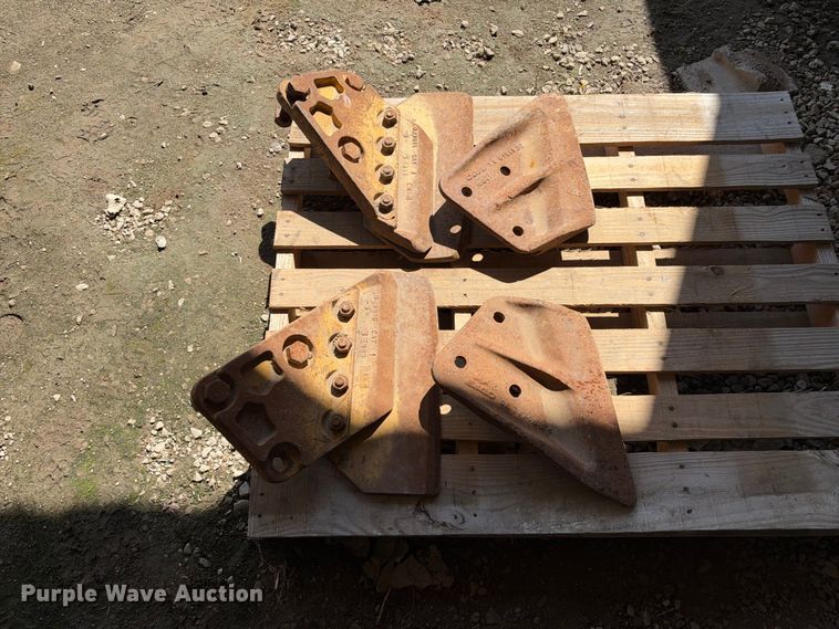 image for item EX2235 Pallet of bucket teeth 