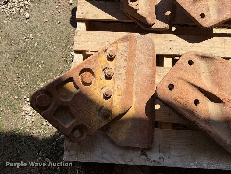 image for item EX2235 Pallet of bucket teeth 