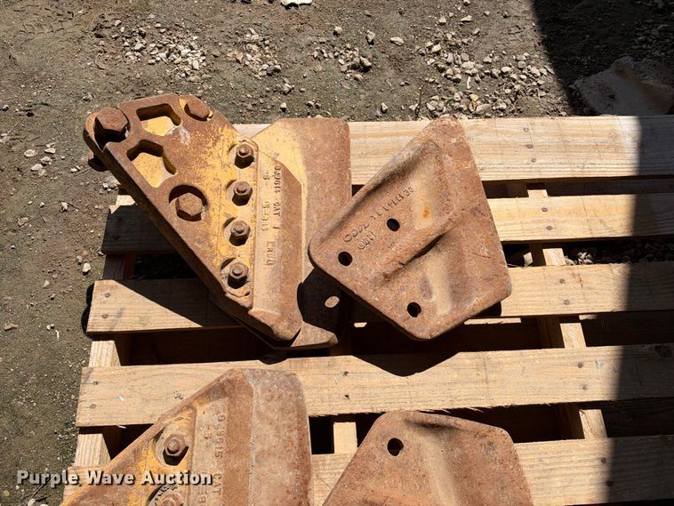 image for item EX2235 Pallet of bucket teeth 