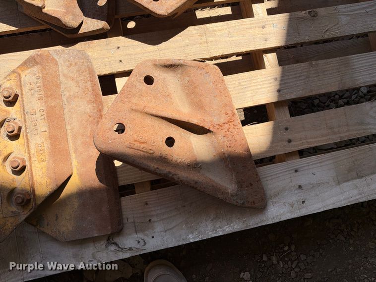 image for item EX2235 Pallet of bucket teeth 