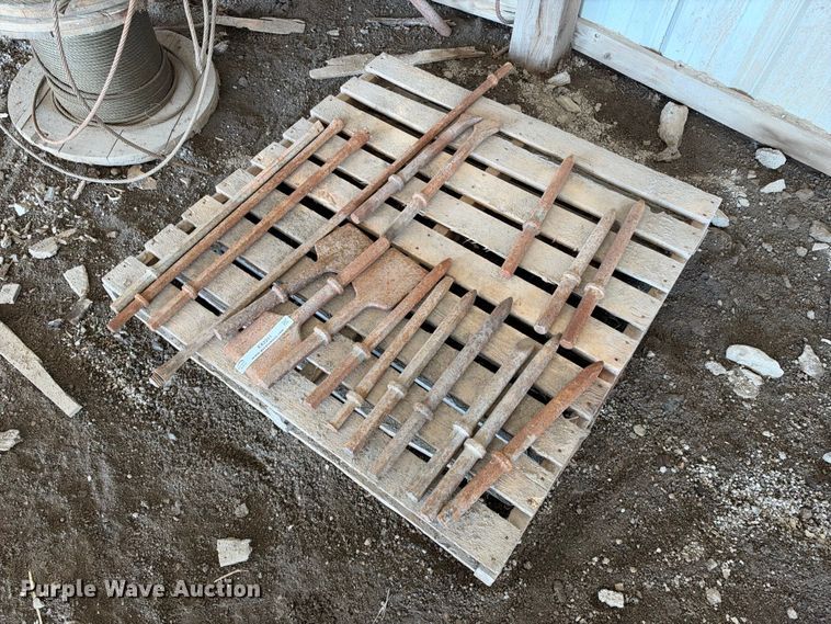 Approximately 17 pneumatic jack hammer bits