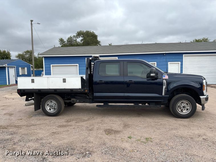 image for item FK3728 2024 Ford F250 Crew Cab flatbed pickup truck