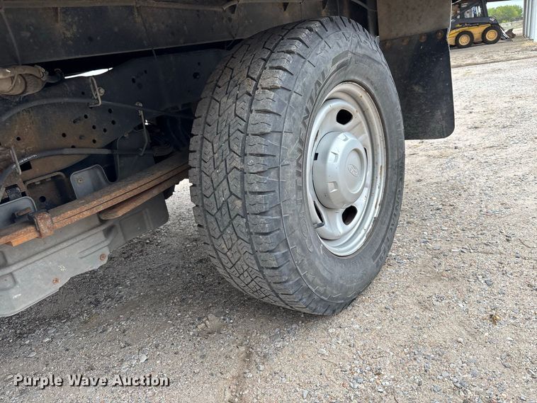 image for item FK3735 2012 Ford F250 XL Ext cab flatbed pickup truck