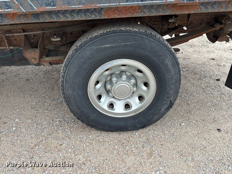 image for item FK3736 2004 Ford F250 XLT Ext cab flatbed pickup truck