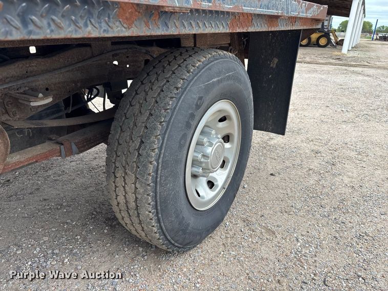 image for item FK3736 2004 Ford F250 XLT Ext cab flatbed pickup truck