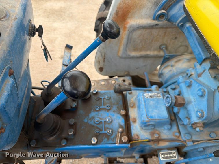 image for item FK3739 1982 Ford F-1700 tractor