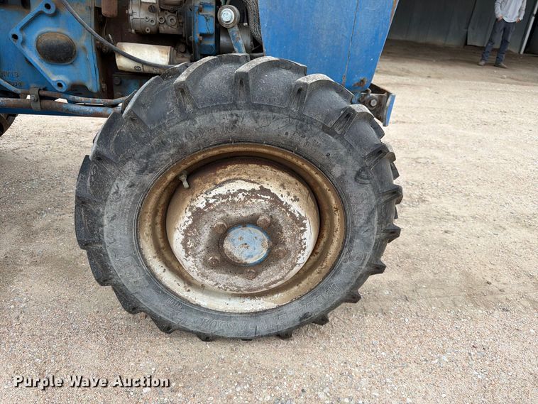 image for item FK3739 1982 Ford F-1700 tractor