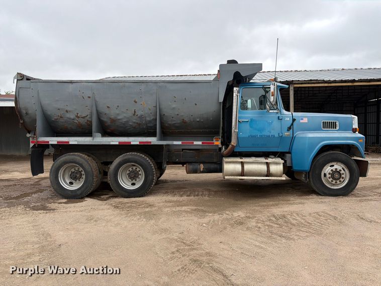 image for item FK3747 1986 Ford LTL 9000 dump truck