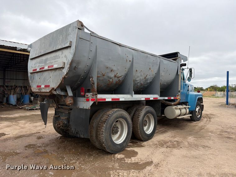 image for item FK3747 1986 Ford LTL 9000 dump truck