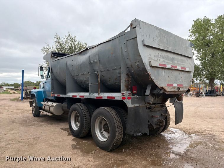 image for item FK3747 1986 Ford LTL 9000 dump truck