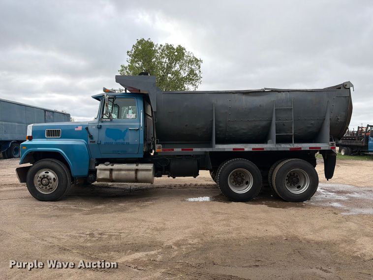 image for item FK3747 1986 Ford LTL 9000 dump truck