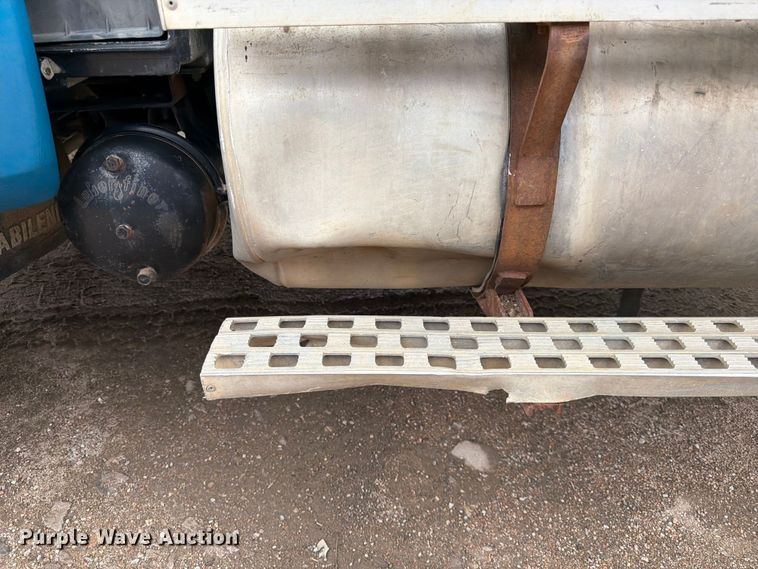 image for item FK3747 1986 Ford LTL 9000 dump truck