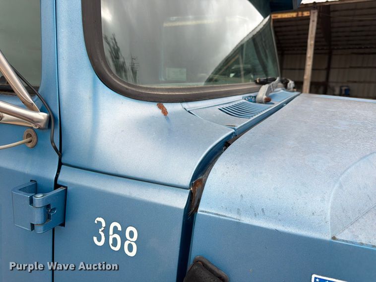 image for item FK3747 1986 Ford LTL 9000 dump truck