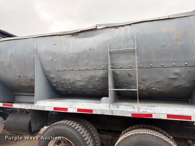 image for item FK3747 1986 Ford LTL 9000 dump truck