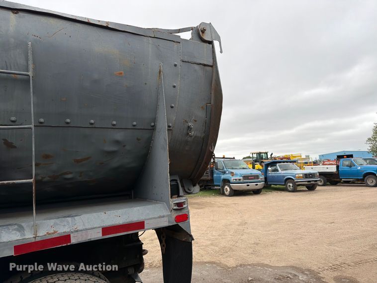 image for item FK3747 1986 Ford LTL 9000 dump truck