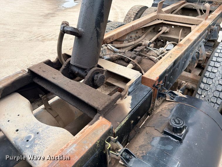 image for item FK3747 1986 Ford LTL 9000 dump truck