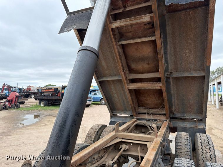 image for item FK3747 1986 Ford LTL 9000 dump truck