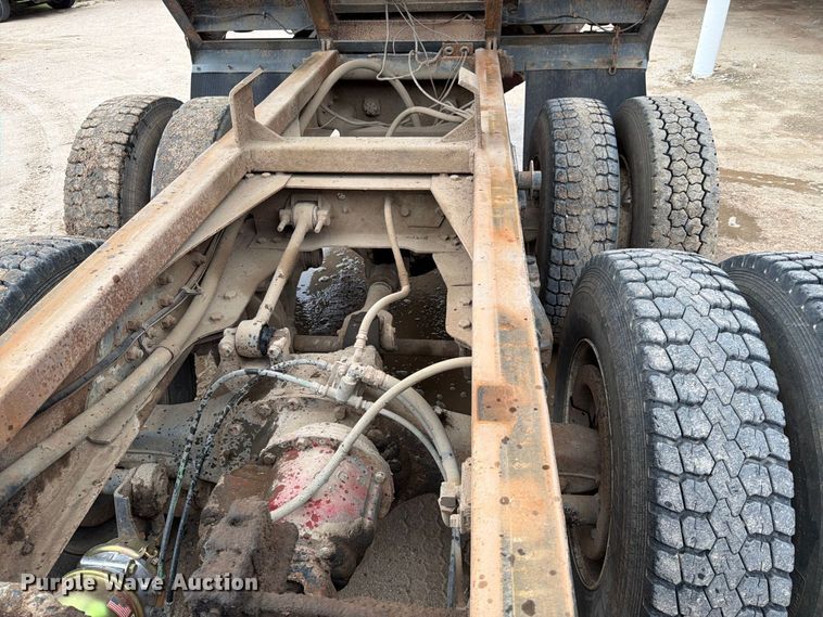 image for item FK3747 1986 Ford LTL 9000 dump truck