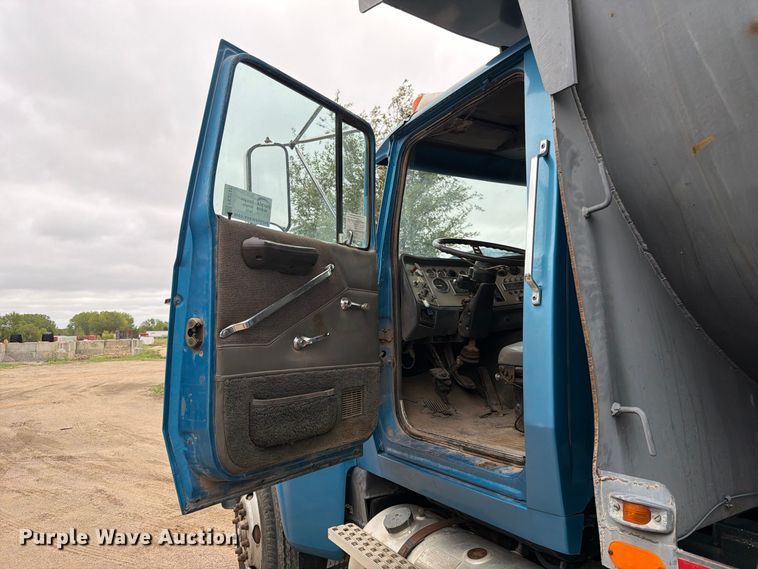 image for item FK3747 1986 Ford LTL 9000 dump truck