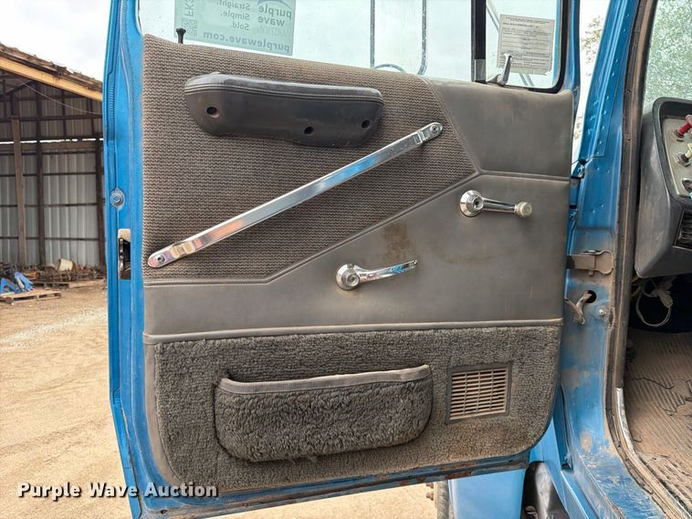 image for item FK3747 1986 Ford LTL 9000 dump truck