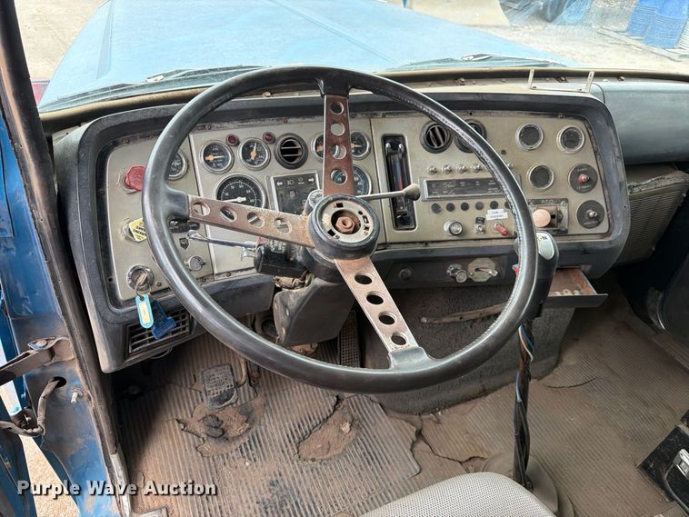 image for item FK3747 1986 Ford LTL 9000 dump truck