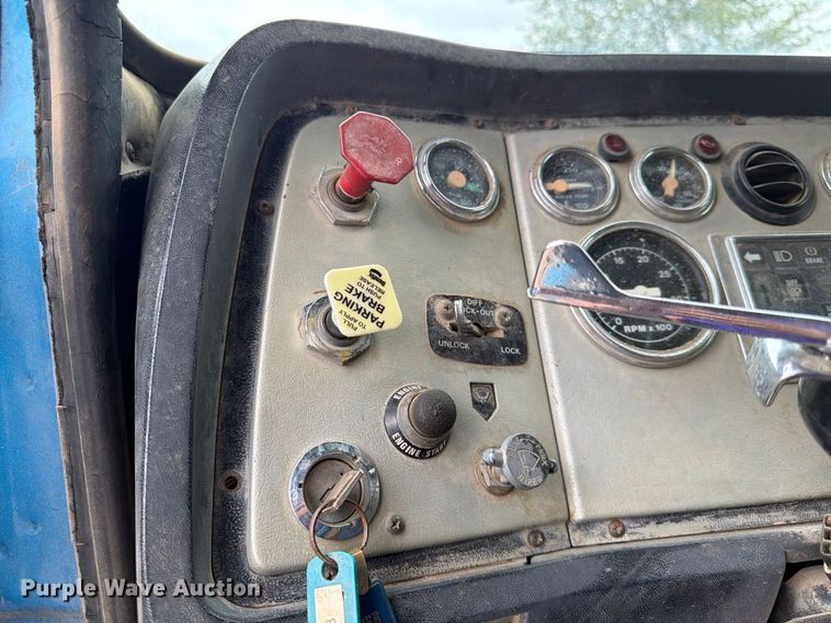 image for item FK3747 1986 Ford LTL 9000 dump truck