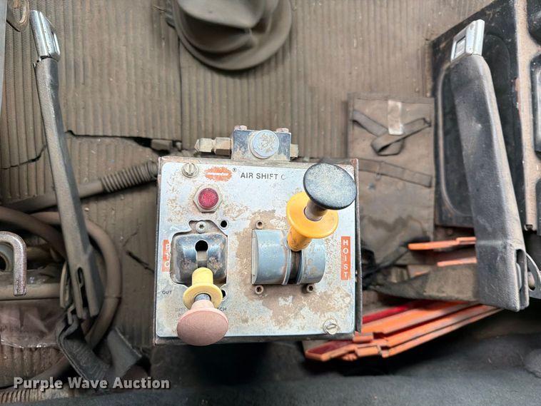 image for item FK3747 1986 Ford LTL 9000 dump truck