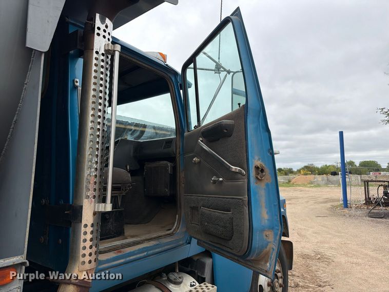 image for item FK3747 1986 Ford LTL 9000 dump truck