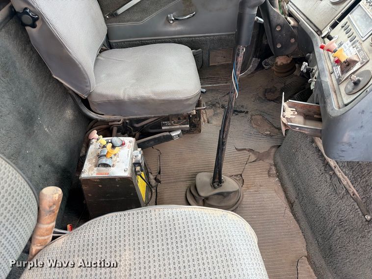 image for item FK3747 1986 Ford LTL 9000 dump truck